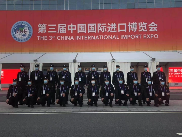 上海某会展中心开展年底展销会，雇高级保安布阵现场安全